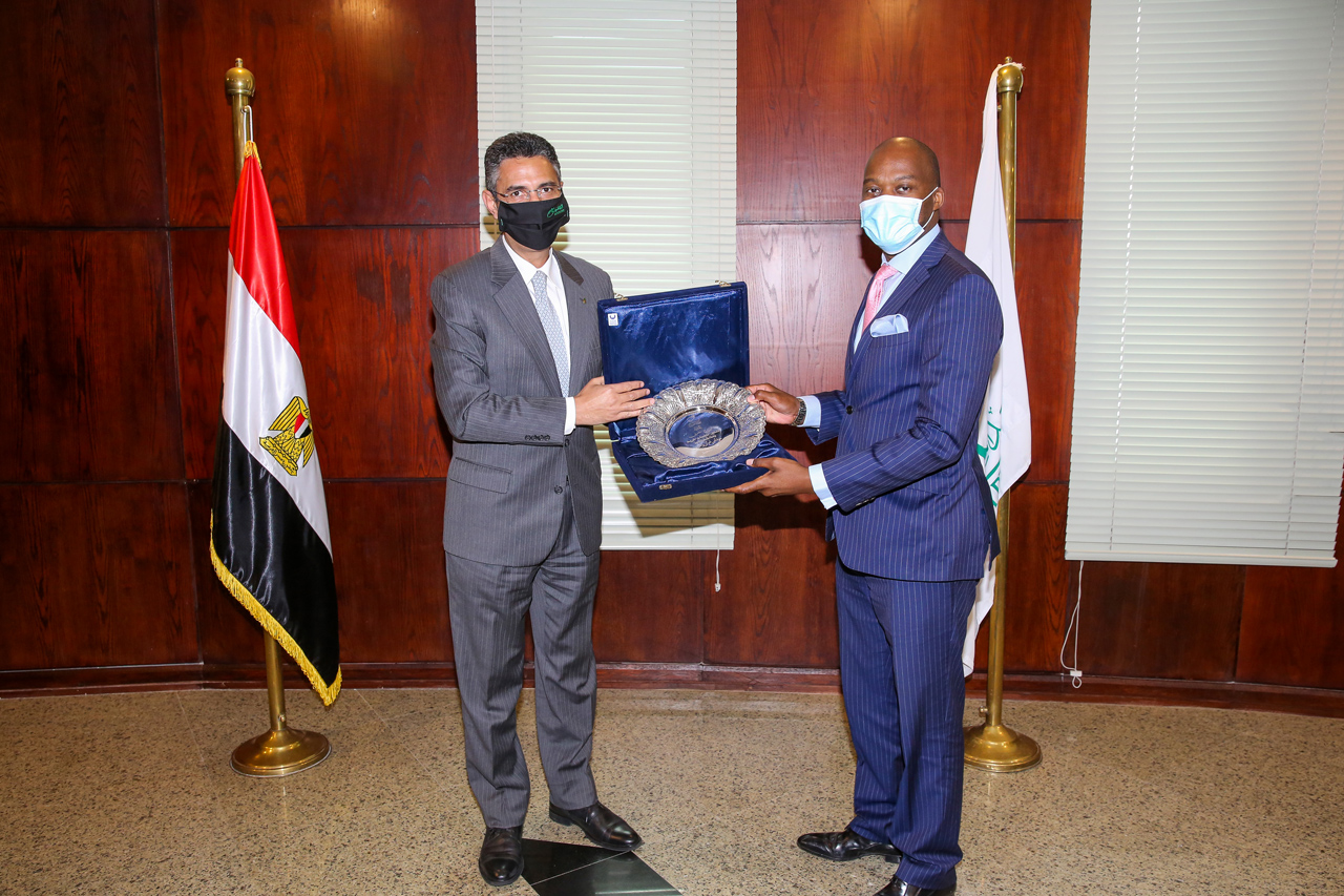 شريف فاروق رئيس البريد المصري وامكيلي ميني السكرتير العام لمنطقة التجارة الحرة القارية الافريقية