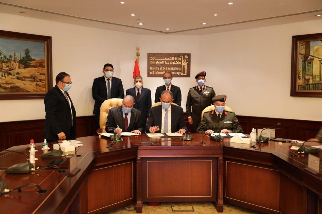 توقيع عقد اتفاق لإنشاء مسار كابلات الألياف الضوئية بطريق المرشدين