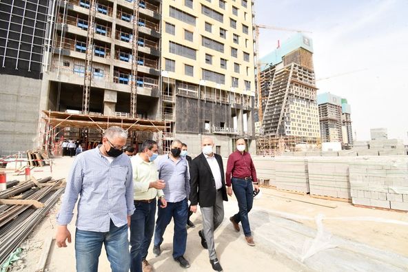 وزير الإسكان يتفقد مشروعات محور محمد بن زايد الجنوبي بالعاصمة الإدارية الجديدة