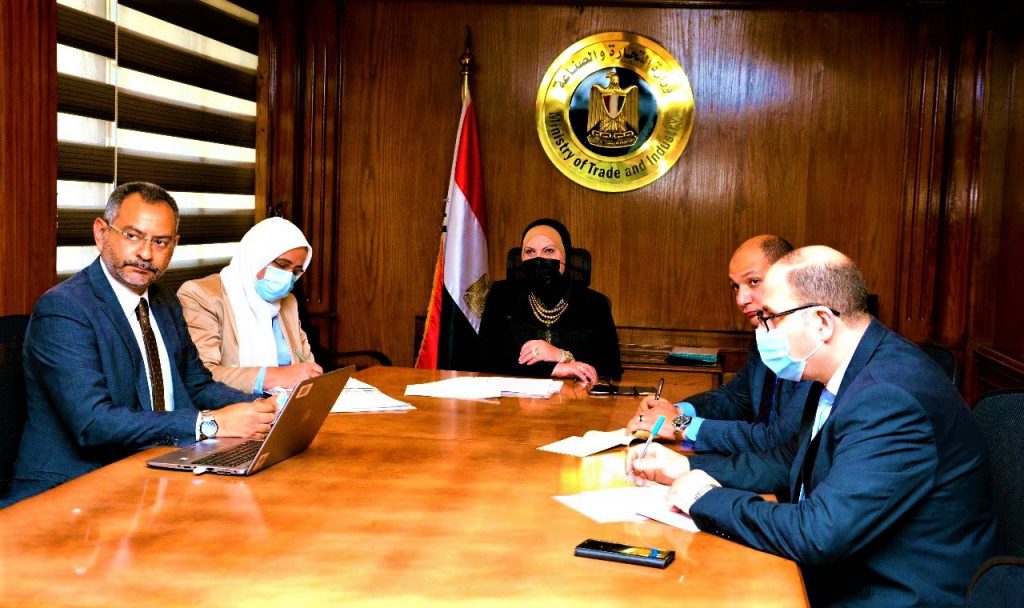 وزيرة الصناعة تبحث مع مسئولى نيسان العالمية خطط الشركة الإستثمارية فى مصر