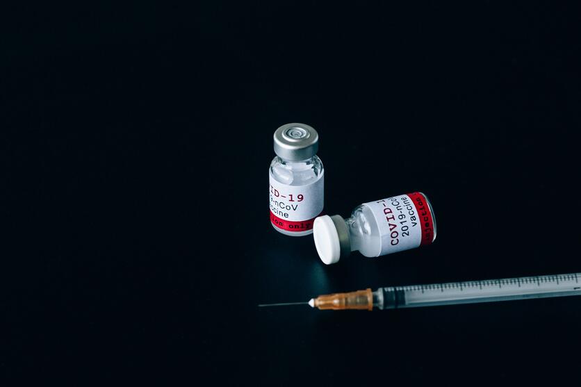الصحة البريطانية: جرعتان من اللقاح يمكنهما الوقاية من السلالة الهندية لفيروس كورونا