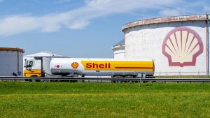 حكم قضائي يلزم شركة Shell بخفض انبعاثات الكربون بنسبة 45%
