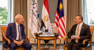 وزير الخارجية الماليزي يبحث مع رئيس اقتصادية قناة السويس فرص الاستثمار بالمنطقة