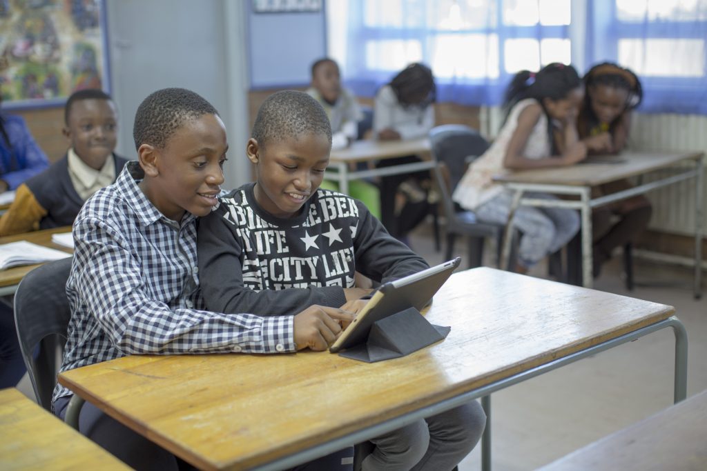ربط المدارس بالإنترنت يرفع الناتج المحلي للدول الأضعف اتصالًا بنسبة تصل إلى 20%