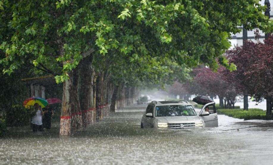 فيضانات كبيرة تضرب الصين وتفجر السدود وتغمر مترو العاصمةالأنفاق..«صور»