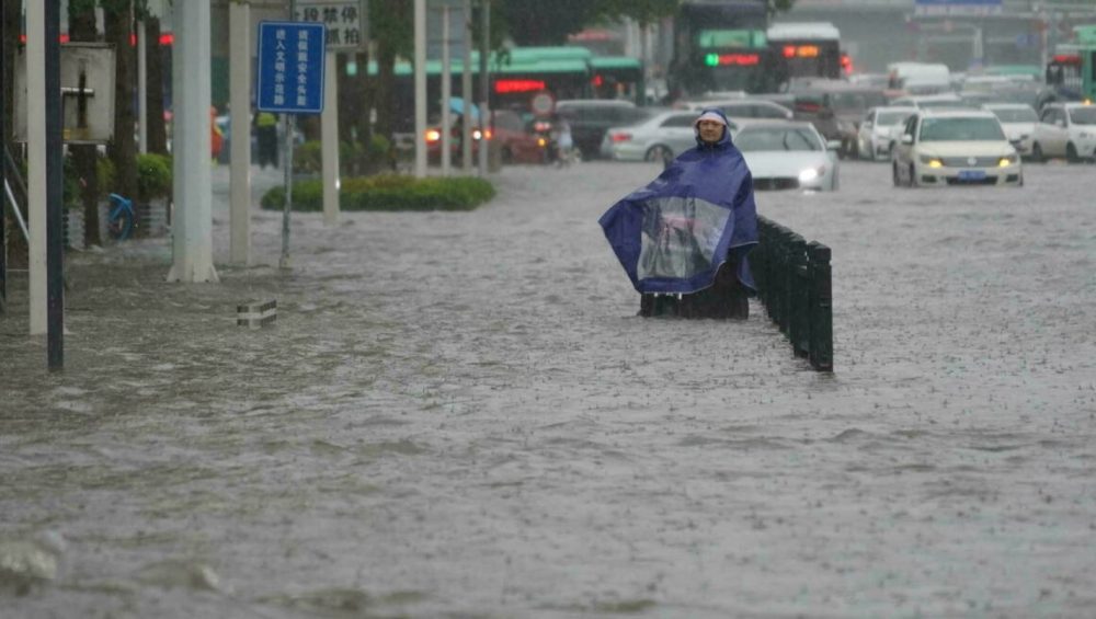 فيضانات كبيرة تضرب الصين وتفجر السدود وتغمر مترو العاصمةالأنفاق..«صور»