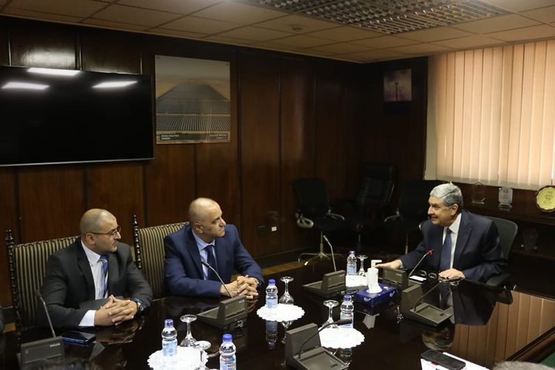 وزير الكهرباء مع ممثلي اتصالات مصر