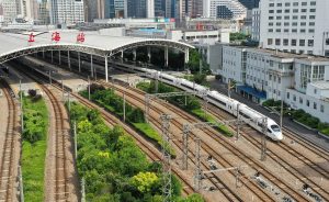 قطارا فائق السرعة يتحرك من محطة سكة حديد شانغهاي