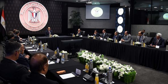 رئيس الوزراء يجتمع مع 45 رجل أعمال كويتي بمقر هيئة الاستثمار