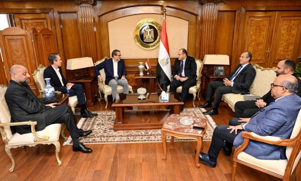 وزير الصناعة يدعو ديور الفرنسية لتصنيع منتجاتها في مصر