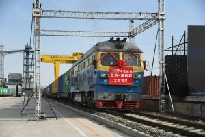انطلاق قطار شحن بين الصين وأوروبا متجه إلى موسكو من محطة مافانغ للسكك الحديدية في حي بينغقو ببكين، عاصمة الصين، 16 مارس 2023.
