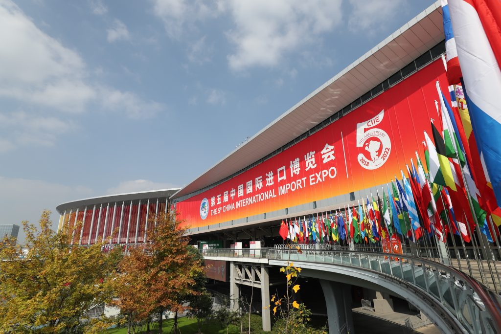 في الصورة الملتقطة يوم 2 نوفمبر 2022، المدخل الغربي للمركز الوطني للمعارض والمؤتمرات (شانغهاي) في بلدية شانغهاي بشرقي الصين، الموقع الرئيسي للدورة الخامسة من معرض الصين الدولي للاستيراد.