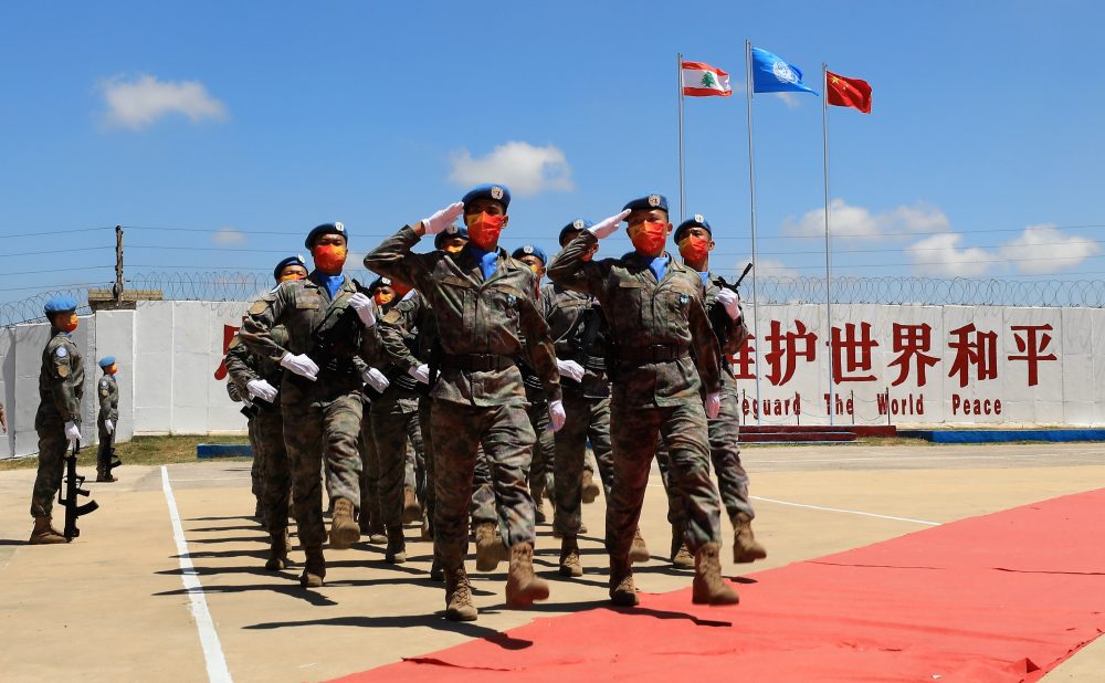 في الصورة الملتقطة يوم أول يوليو 2022، حفظة السلام الصينيون يسيرون في عرض مراسم تسلم الأوسمة في قرية الحنيّة جنوبي لبنان.