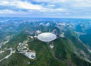إجراء أعمال صيانة للتلسكوب الراديوي الكروي الصيني فاست ، الذي يبلغ طول قطره 500 متر، في مقاطعة قويتشو جنوب غربي الصين