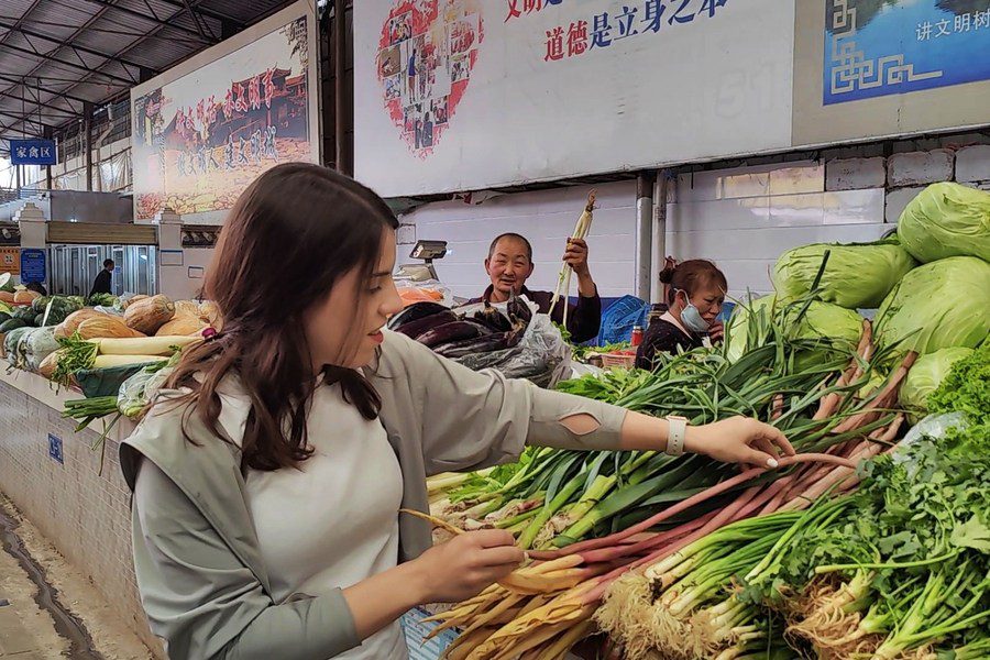 في الصورة الملتقطة يوم 25 مايو 2023، ماهيتاب تتجول وتختار الخضروات المحلية في إحدى الأسواق بمدينة ليجيانغ في مقاطعة يوننان بجنوب غربي الصين.
