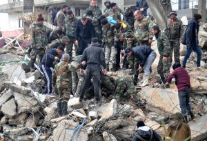 في الصورة الملتقطة يوم 6 فبراير 2023، أناس يبحثون عن ناجين في أنقاض مبنى مُدمر في مدينة جبلة التي ضربها الزلزال بمحافظة اللاذقية، سوريا. (شينخوا)