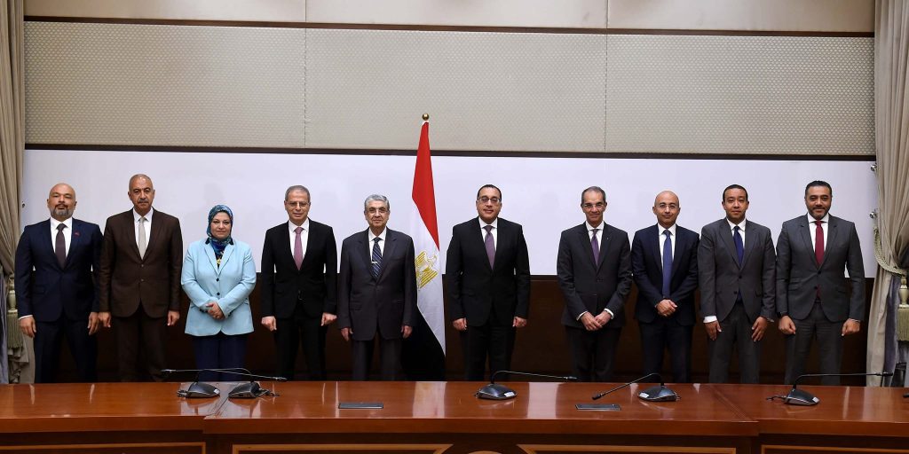 رئيس الوزراء يشهد توقيع عقود لتحويل الأماكن التابعة لشركات الاتصالات الأربع العاملة في مصر للعمل بالطاقة النظيفة