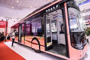 في الصورة الملتقطة يوم 11 أبريل 2023، حافلة تعمل بالطاقة الجديدة معروضة في معرض الصين الدولي الثالث للمنتجات الاستهلاكية في هايكو، حاضرة مقاطعة هاينان جنوبي الصين. (شينخوا)