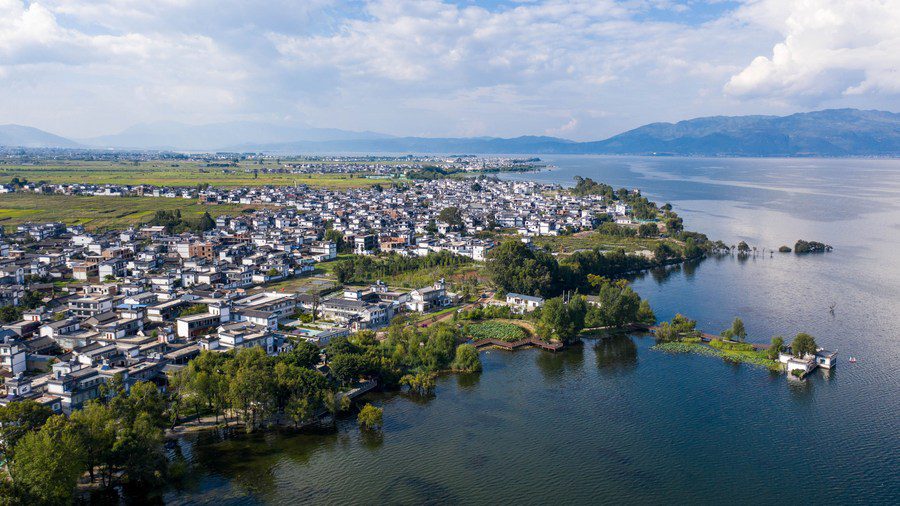 ي الصورة الملتقطة يوم 3 سبتمبر 2020، مشهد جوي لقرية قوشنغ المطلة على بحيرة أرهاي في مدينة دالي بمقاطعة يوننان بجنوب غربي الصين.