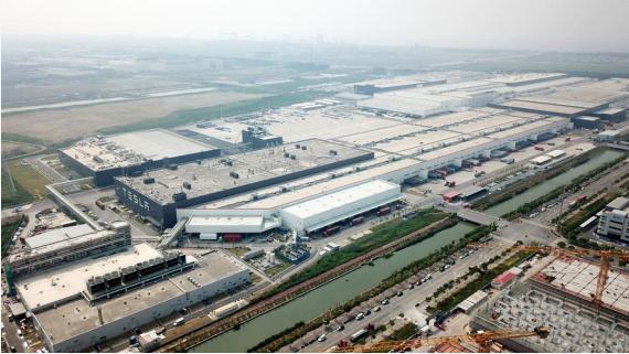 في الصورة الملتقطة يوم 20 أغسطس 2022، مصنع تسلا الضخم في منطقة لينقانغ الجديدة التابعة لمنطقة التجارة الحرة التجريبية في شانغهاي شرقي الصين. (شينخوا)