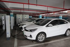 في الصورة الملتقطة يوم 4 يوليو 2023، شحن سيارات الطاقة الجديدة في مدينة خفي، حاضرة مقاطعة آنهوي بشرقي الصين. (شينخوا)