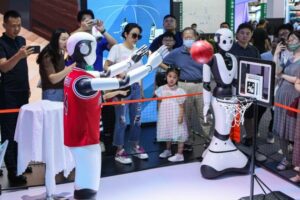 في الصورة الملتقطة يوم 7 يوليو 2023، جهاز روبوت يلعب كرة السلة خلال المؤتمر العالمي للذكاء الاصطناعي لعام 2023 في شانغهاي. (شينخوا)