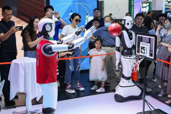 في الصورة الملتقطة يوم 7 يوليو 2023، جهاز روبوت يلعب كرة السلة خلال المؤتمر العالمي للذكاء الاصطناعي لعام 2023 في شانغهاي. (شينخوا)