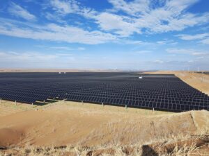 في الصورة الملتقطة يوم 7 سبتمبر 2023، منظر لقاعدة الطاقة الجديدة في صحراء تنغر.