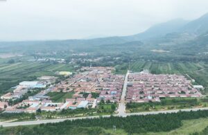 في الصورة الملتقطة يوم 6 سبتمبر 2023، منظر لقرية يهجيا في مدينة قويوان في منطقة نينغشيا ذاتية الحكم لقومية هوي شمال غربي الصين.
