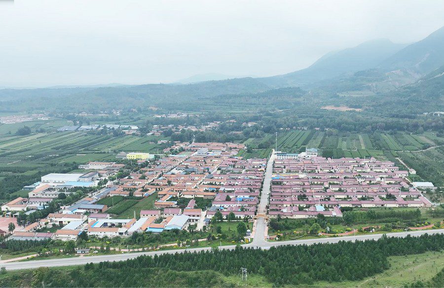 في الصورة الملتقطة يوم 6 سبتمبر 2023، منظر لقرية يهجيا في مدينة قويوان في منطقة نينغشيا ذاتية الحكم لقومية هوي شمال غربي الصين.