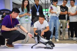 في الصورة الملتقطة يوم 15 سبتمبر 2023، زوار يتفاعلون مع كلب آلي خلال مؤتمر الحوسبة العالمي 2023 في مدينة تشانغشا، حاضرة مقاطعة هونان بوسط الصين. (شينخوا)