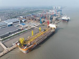 في الصورة الجوية الملتقطة يوم 23 يوليو 2023، مشهد لحديقة صناعية لبناء السفن في تشيدونغ بمقاطعة جيانغسو شرقي الصين. (شينخوا)