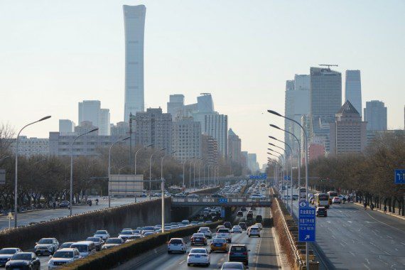 في الصورة الملتقطة يوم 3 يناير 2023، مركبات تسير على طريق في العاصمة الصينية، بكين. (شينخوا)