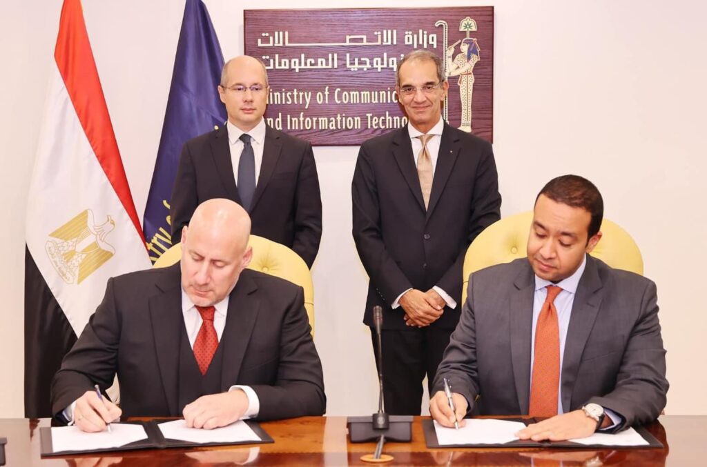 توقيع الاتفاق بين المصرية للاتصالات والشركة المجرية