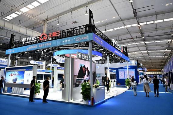 في الصورة الملتقطة يوم 18 يوليو 2023، عرض منجزات جديدة لصناعة الاتصالات والتقنية الرقمية في مؤتمر الصين للإنترنت 2023، والذي عقد في بكين. (شينخوا)