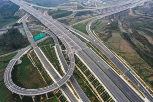 في الصورة الملتقطة يوم 24 نوفمبر 2023، مركبات تسير على الطريق السريع الذي يربط بين قوييانغ وجينشا في مقاطعة قويتشو بجنوب غربي الصين، وقولين في مقاطعة سيتشوان بجنوب غربي البلاد. (شينخوا)