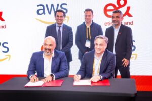 اتصالات من e& في مصر توقع شراكة استراتيجية مع AWS لتسريع التحول السحابي في قطاع الاتصالات وتكنولوجيا المعلومات