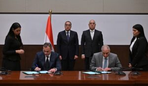 رئيس الوزراء يشهد توقيع عقد تخصيص قطعة أرض بحدائق الأندلس لإقامة نشاط عمراني متكامل