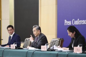 في الصورة الملتقطة يوم 7 مارس 2024، وزير الخارجية الصيني وانغ يي يحضر مؤتمراً صحفياً حول السياسة والعلاقات الخارجية للصين عُقد على هامش الدورة الثانية للمجلس الوطني الـ14 لنواب الشعب الصيني. (شينخوا)