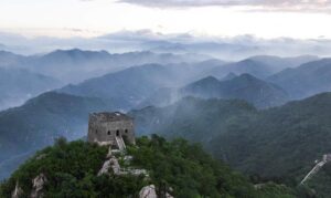 منظر لسور الصين العظيم في مدينة تسونهوا بمقاطعة خبي بشمالي الصين. (صورة أرشيفية، شينخوا)