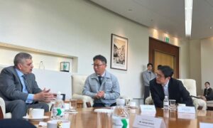 رئيس هيئة قناة السويس يبحث سبل التعاون المشترك مع كوريا الجنوبية