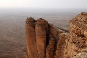 مشهد لـ"حافة العالم" التي تقع على بعد حوالي 90 كيلومتراً من العاصمة السعودية الرياض. (صورة أرشيفية، شينخوا)