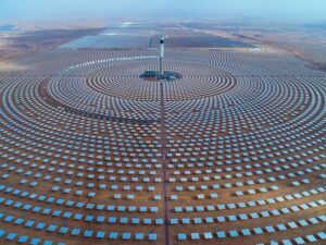 في الصورة الملتقطة جوا يوم 8 يونيو 2018، جانب من المرحلتين الثانية والثالثة من محطة "نور" للطاقة الشمسية المركزة في المغرب. (شينخوا)