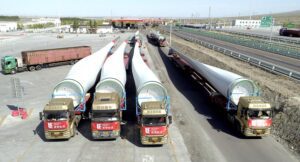 في الصورة الملتقطة جوا في أبريل 2020، مركبات تحمل مجموعة من المكونات من شركة ((يونيفيرسال إنرجي)) الصينية لتطوير الطاقة الخضراء من أجل مشروع طاقة الرياح بقدرة 50 ميجاوات في كوستاناي في كازاخستان. (شينخوا)