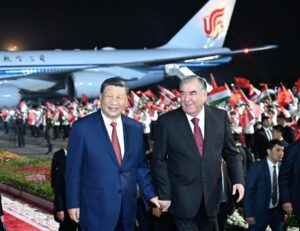 شي يبدأ زيارة دولة إلى طاجيكستان متطلعا إلى آفاق جديدة في التعاون بين البلدين