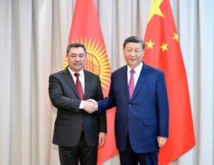 شي يحث الصين وقيرغيزستان على تعزيز التعاون عالي الجودة في إطار الحزام والطريق