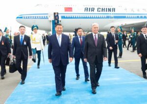 شي يصل إلى كازاخستان في زيارة دولة وحضور قمة لمنظمة شانغهاي للتعاون مع التركيز على تعزيز التعاون
