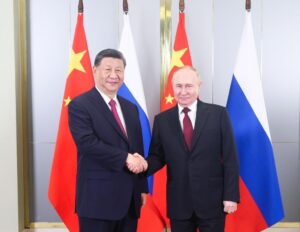 شي يحث الصين وروسيا على مواصلة تعزيز المواءمة بين استراتيجيات التنمية
