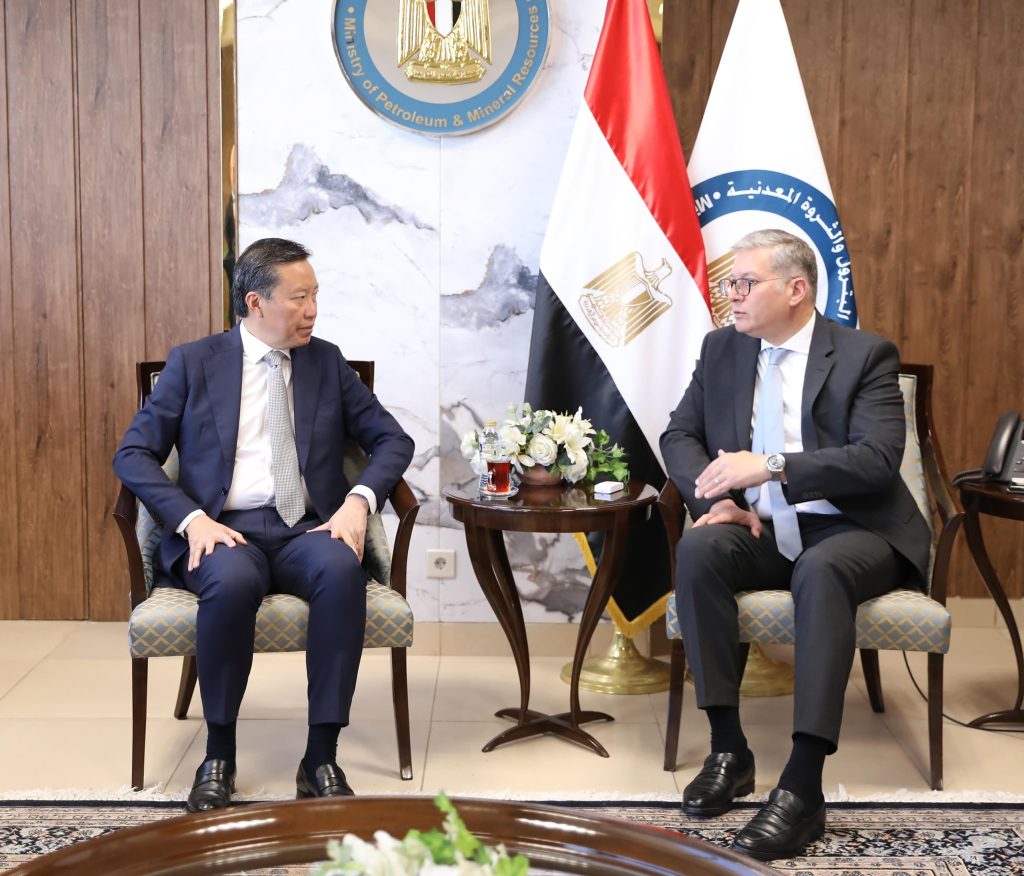 وزير البترول والثروة المعدنية يلتقي نائب رئيس شركة بريتش بتروليوم "بي بي" للغاز و