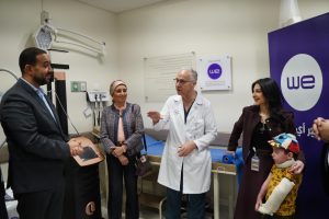 المصرية للاتصالات WE تهدي مستشفى أهل مصر أول جهاز ليزر علاجي